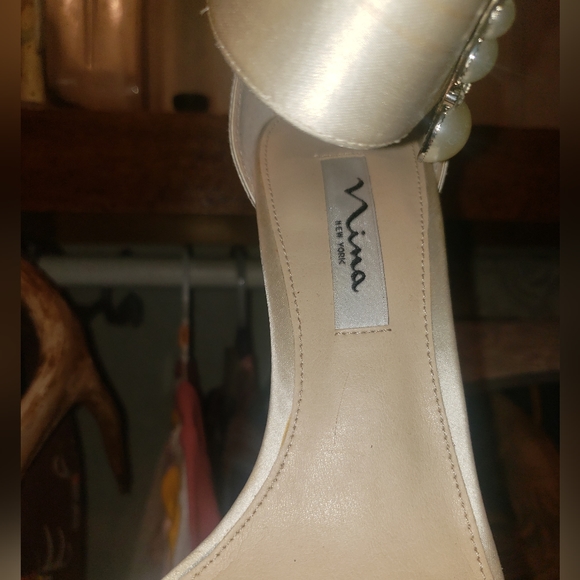 Shoes. Cream color satin Nina pumps - Picture 10 of 11
